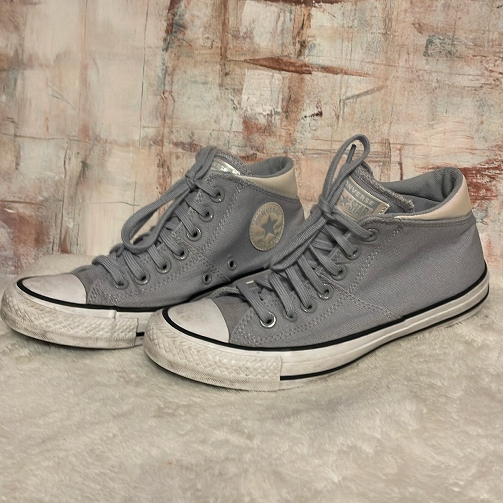 Women’s size 7 men’s size 5 converse mid hi gray